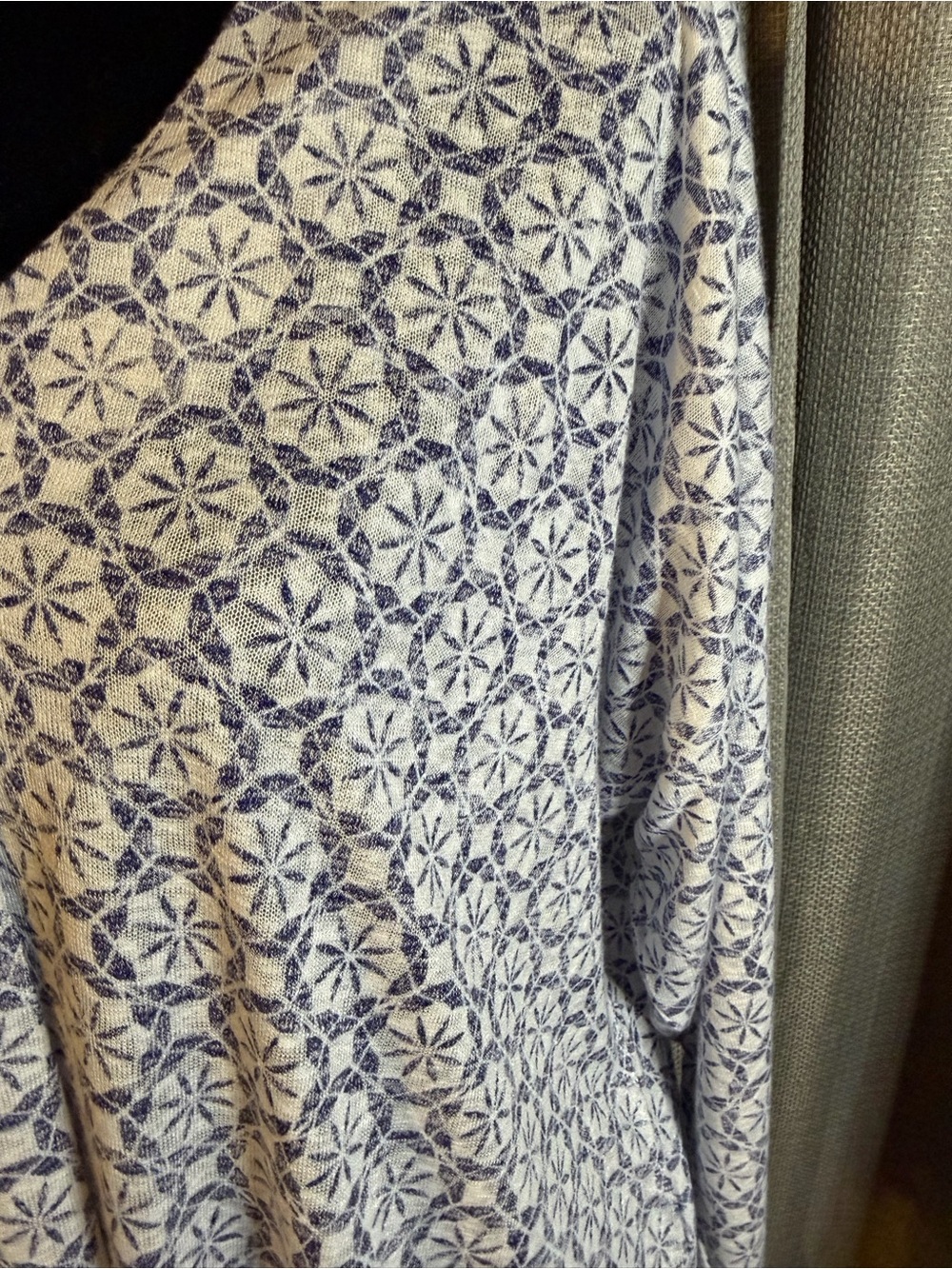 bobeau White and Blue V-Neck Long Sleeve Floral Top P2P 31 Length 28” . - Picture 6 of 7